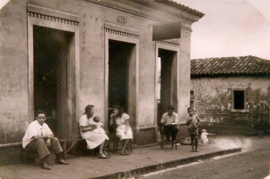 Casarão antigo com família
