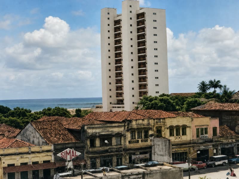 Edifício no centro — registro de arquitetura restaurado e colorizado
