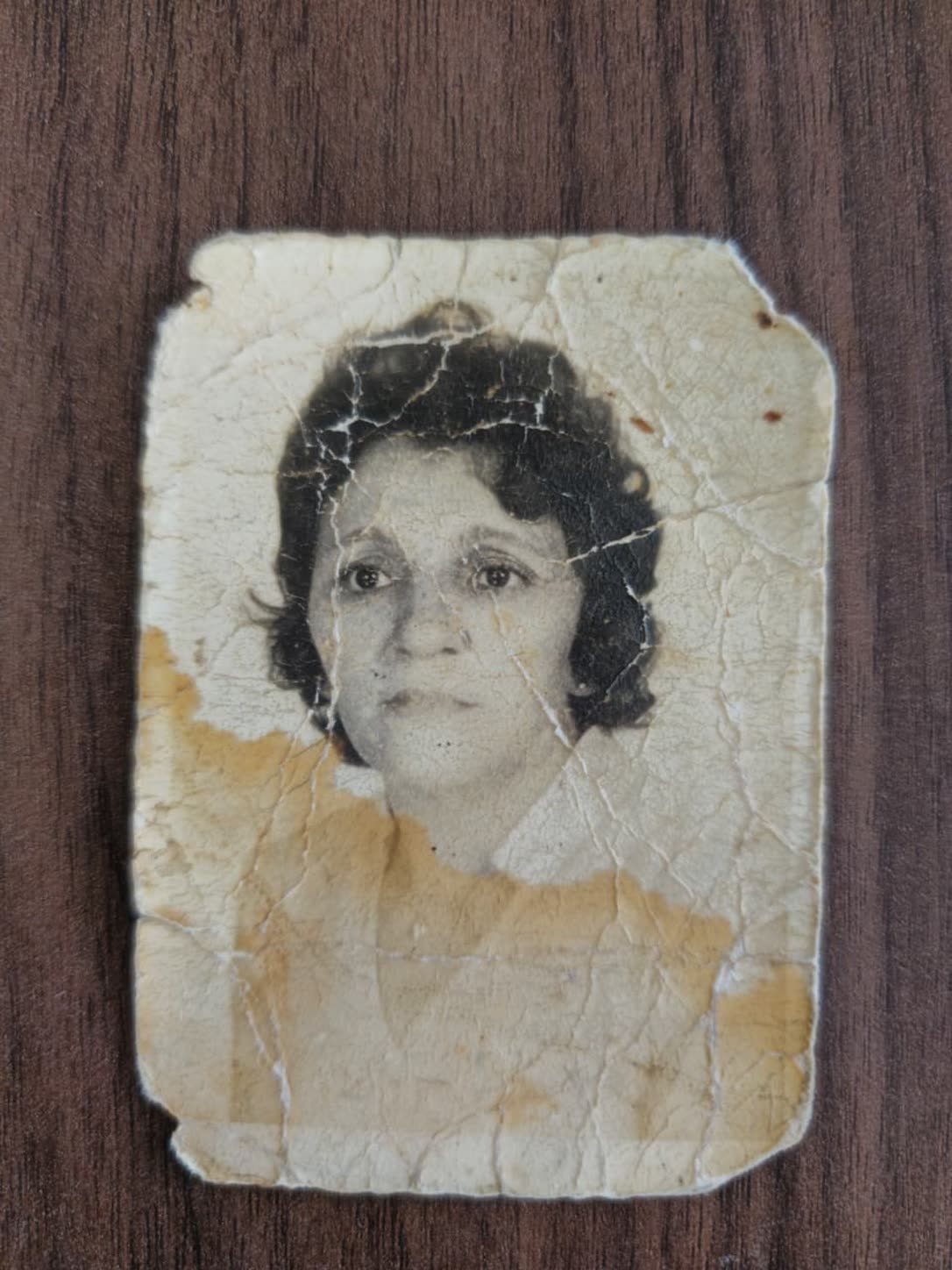 Retrato antigo com rasgos e dobras