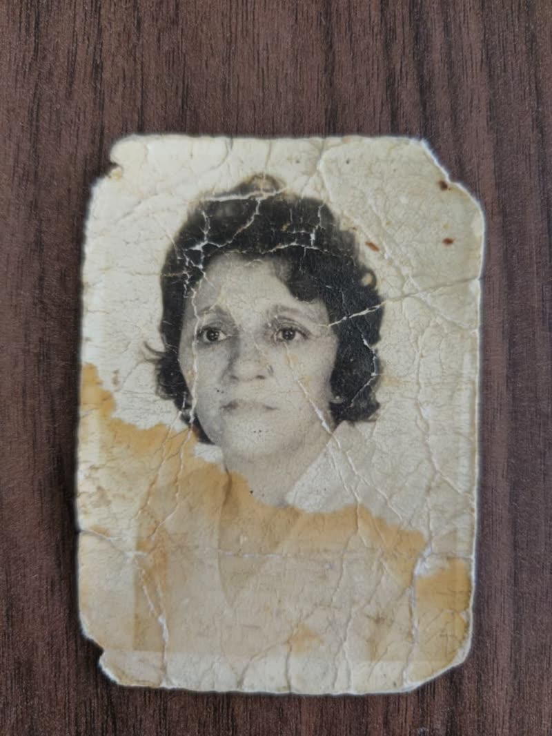 Exemplo de grau médio: fotografia com rasgos e dobras que se transforma na versão restaurada