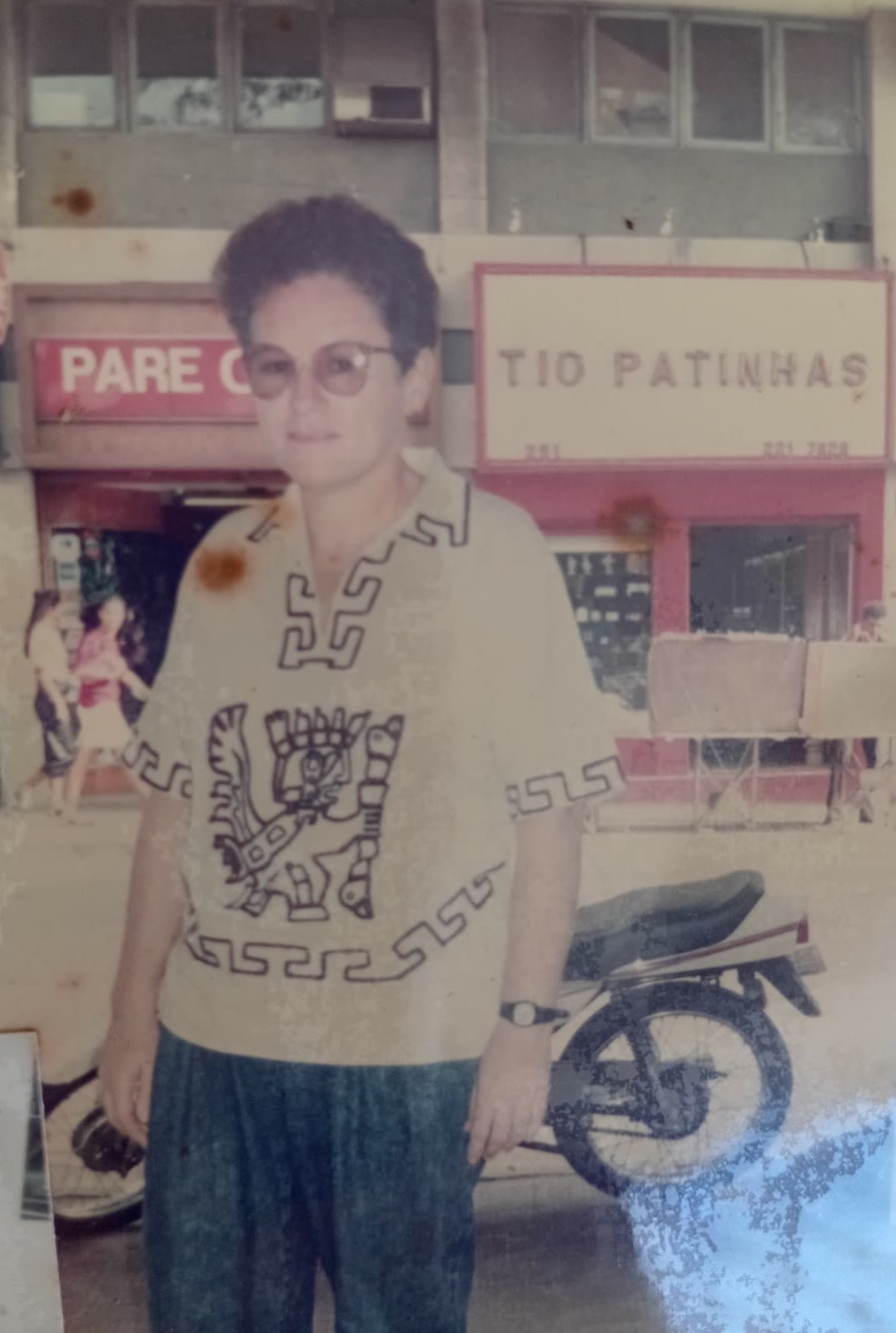Diante da loja — fotografia original desbotada e manchada