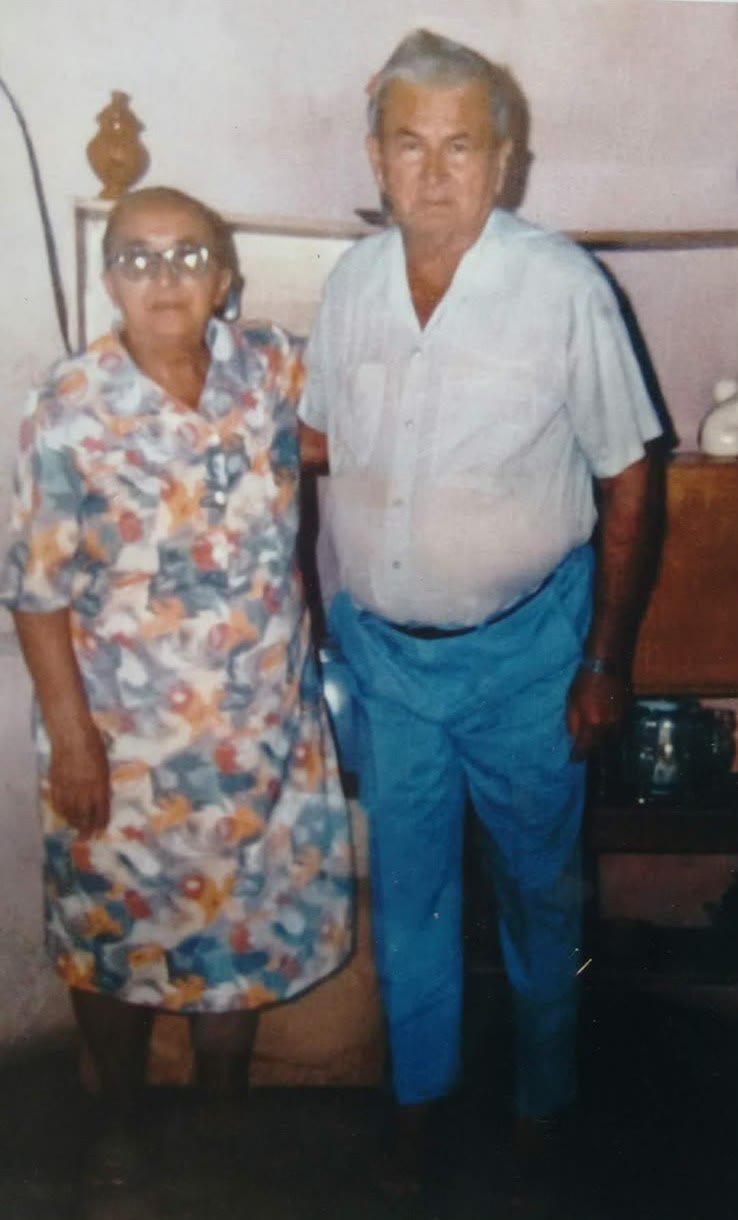 O casal em casa — fotografia original desbotada