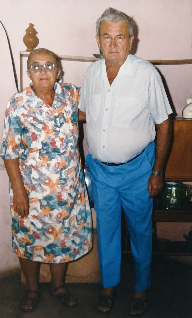 O casal em casa — fotografia restaurada com cores e contraste recuperados