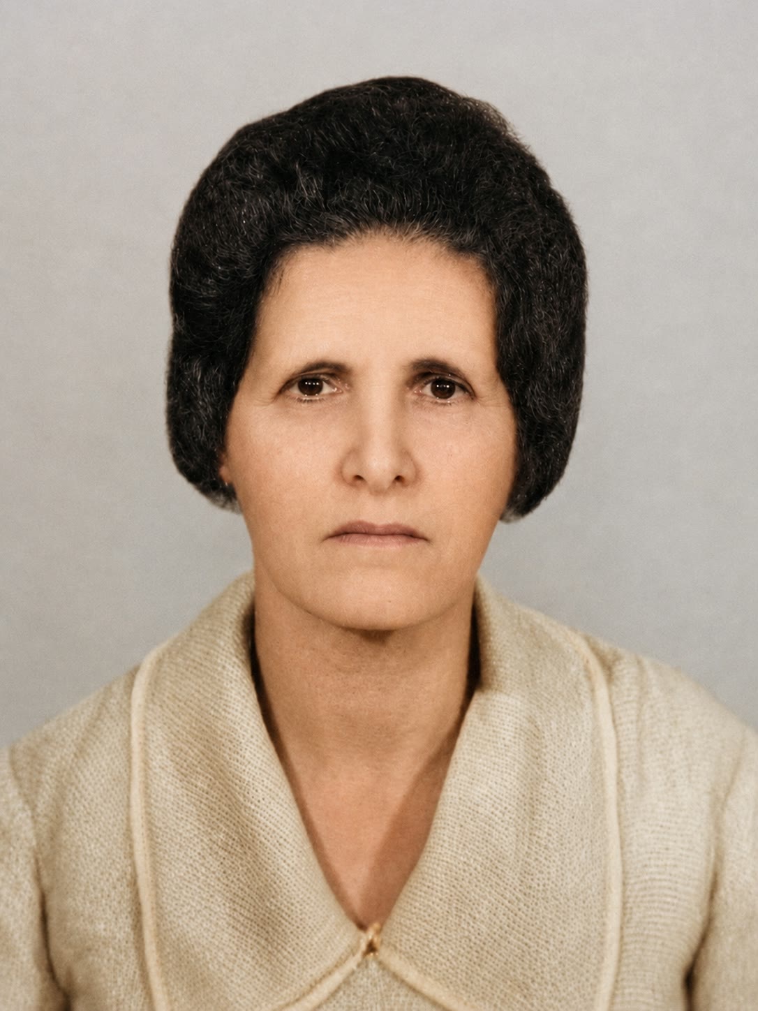 Retrato 3x4 — fotografia restaurada e colorizada, com tons de pele naturais