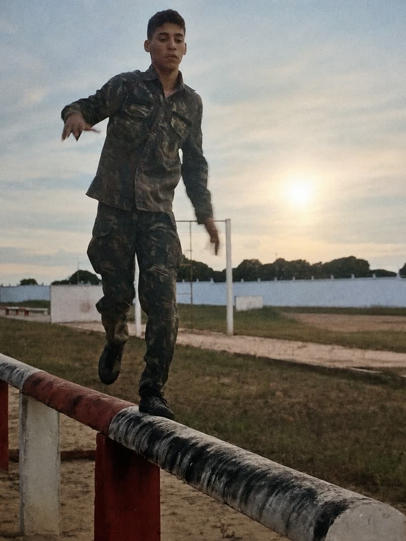 Treino no quartel — tom rosado corrigido, com céu e farda de volta às cores reais