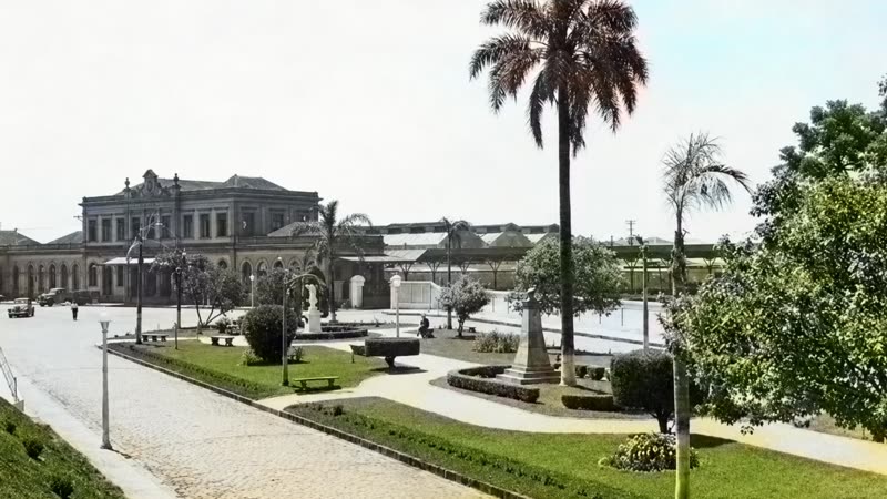 Praça histórica — registro urbano restaurado e colorizado